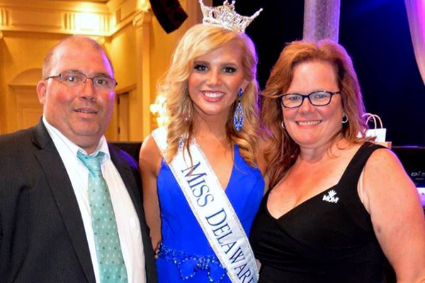 miss-delaware-with-parents